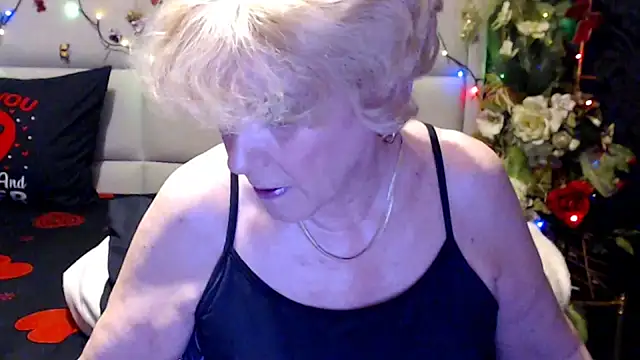 Snapshot of HappyWomanOn chatting on June 18, 9:08 am HappyWomanOn online show from June 18, 9:08 am