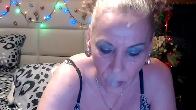Snapshot of HappyWomanOn chatting on July 18, 9:40 am HappyWomanOn online show from July 18, 9:40 am