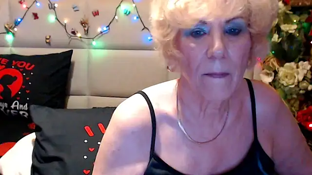 Snapshot of HappyWomanOn chatting on June 22, 9:28 am HappyWomanOn online show from June 22, 9:28 am