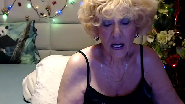 Snapshot of HappyWomanOn chatting on June 9, 10:27 am HappyWomanOn online show from June 9, 10:27 am