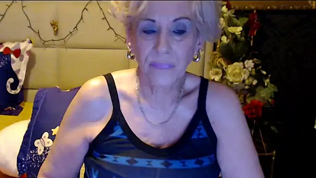 Snapshot of HappyWomanOn chatting on February 17, 7:33 pm HappyWomanOn online show from February 17, 7:33 pm