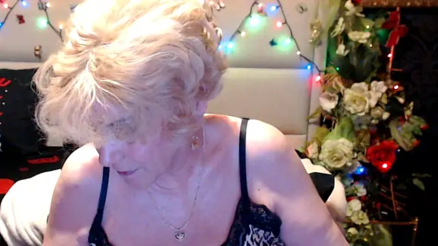 Snapshot of HappyWomanOn chatting on June 11, 9:28 am HappyWomanOn online show from June 11, 9:28 am