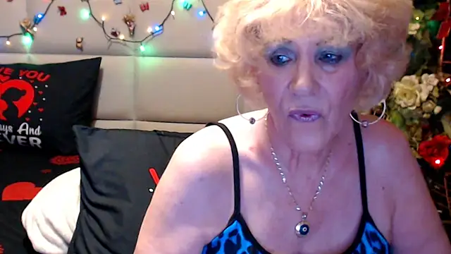 Snapshot of HappyWomanOn chatting on June 19, 7:30 pm HappyWomanOn online show from June 19, 7:30 pm