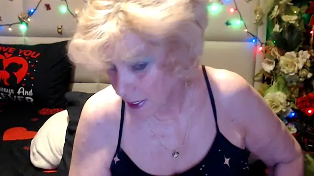 Snapshot of HappyWomanOn chatting on June 21, 9:59 am HappyWomanOn online show from June 21, 9:59 am