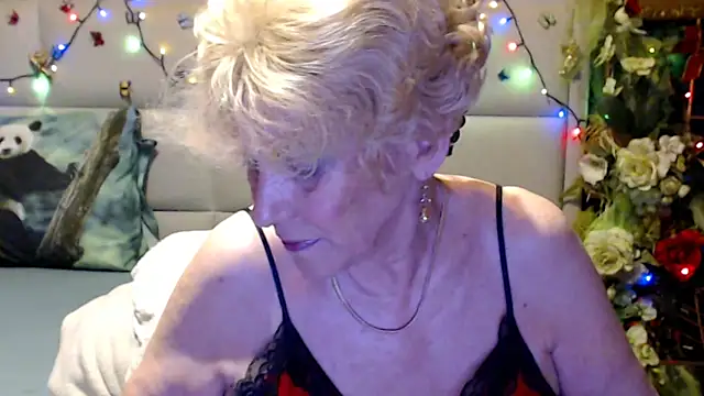 Snapshot of HappyWomanOn chatting on June 7, 9:36 am HappyWomanOn online show from June 7, 9:36 am