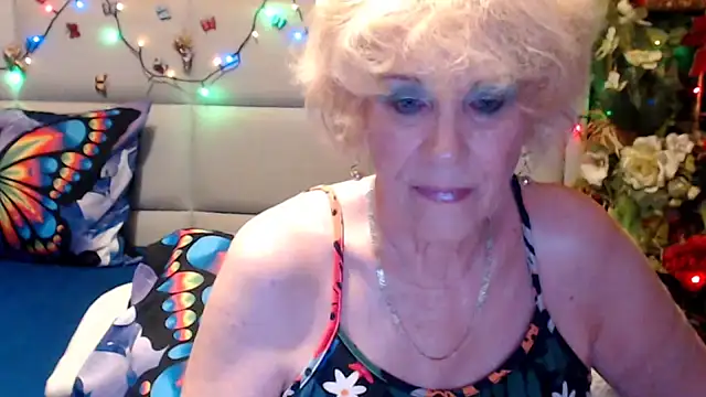 Snapshot of HappyWomanOn chatting on June 23, 6:39 pm HappyWomanOn online show from June 23, 6:39 pm