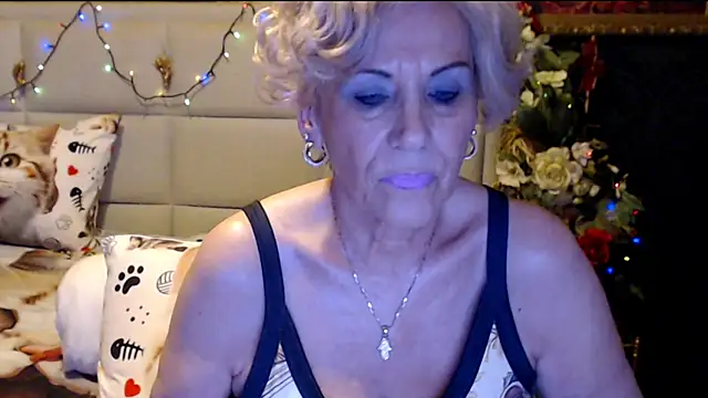 Snapshot of HappyWomanOn chatting on February 6, 10:04 am HappyWomanOn online show from February 6, 10:04 am