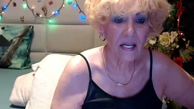 Snapshot of HappyWomanOn chatting on June 3, 8:37 am HappyWomanOn online show from June 3, 8:37 am