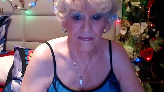 Snapshot of HappyWomanOn chatting on June 30, 8:36 am HappyWomanOn online show from June 30, 8:36 am