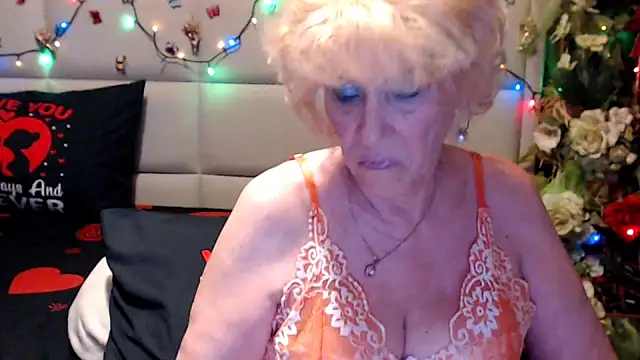 Snapshot of HappyWomanOn chatting on June 20, 9:25 am HappyWomanOn online show from June 20, 9:25 am