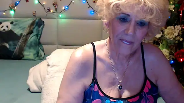 Snapshot of HappyWomanOn chatting on June 6, 9:09 pm HappyWomanOn online show from June 6, 9:09 pm