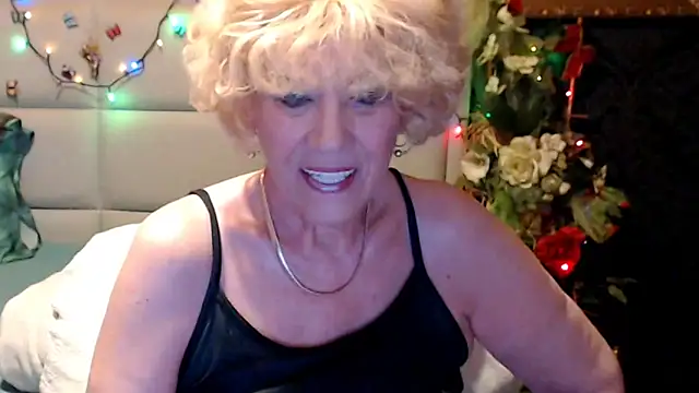 Snapshot of HappyWomanOn chatting on June 10, 9:54 am HappyWomanOn online show from June 10, 9:54 am