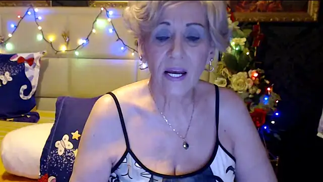 Snapshot of HappyWomanOn chatting on February 16, 10:43 am HappyWomanOn online show from February 16, 10:43 am