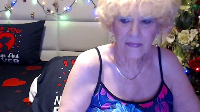 Snapshot of HappyWomanOn chatting on June 12, 6:38 pm HappyWomanOn online show from June 12, 6:38 pm