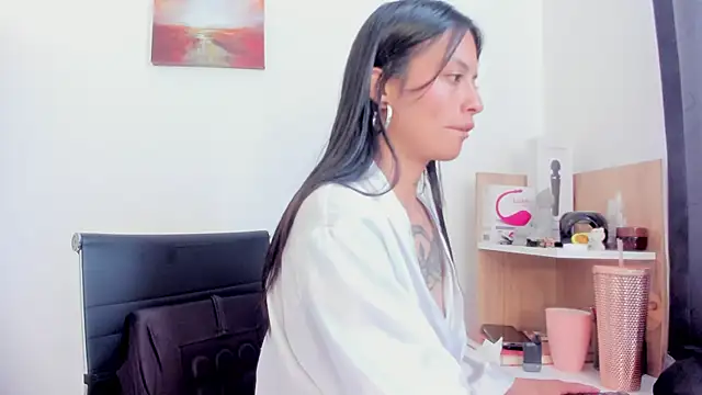 nia  white online show from December 17, 6:35 pm