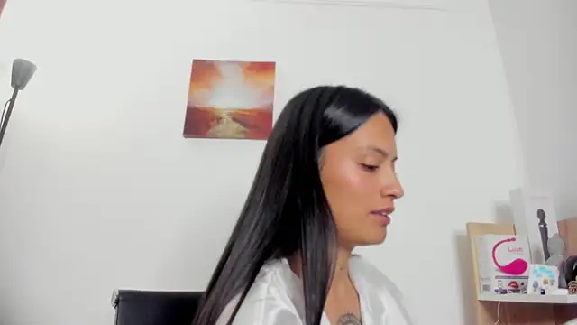 Snapshot of nia__white chatting on July 5, 4:19 am nia white online show from July 5, 4:19 am