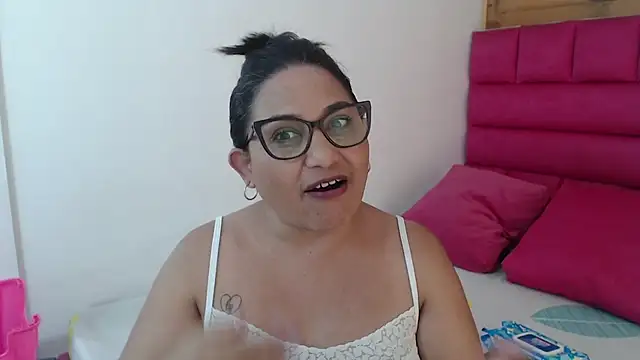 Snapshot of Katha_Marck chatting on May 8, 8:23 pm Katha Marck online show from May 8, 8:23 pm