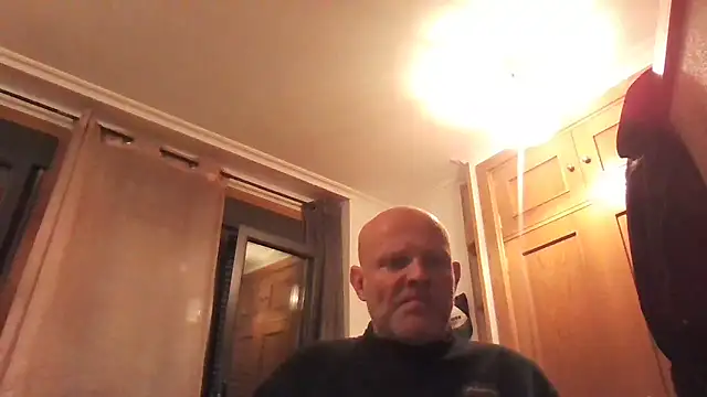 Snapshot of davigochi77bcn chatting on December 18, 7:52 pm davigochi77bcn online show from December 18, 7:52 pm