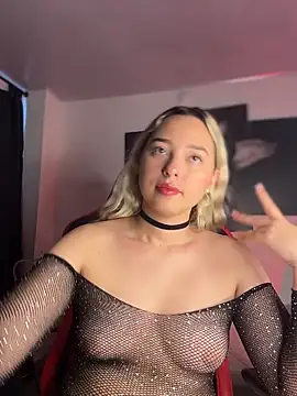 Snapshot of Irisweet_ chatting on February 1, 3:43 pm Irisweet online show from February 1, 3:43 pm