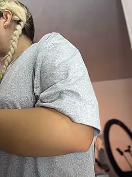 Snapshot of Irisweet_ chatting on February 25, 9:03 pm Irisweet online show from February 25, 9:03 pm