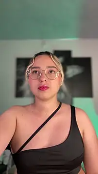 Snapshot of Irisweet_ chatting on February 4, 10:16 pm Irisweet online show from February 4, 10:16 pm