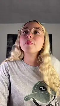 Irisweet  online show from November 16, 9:30 pm