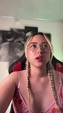 Snapshot of Irisweet_ chatting on February 6, 10:28 pm Irisweet online show from February 6, 10:28 pm