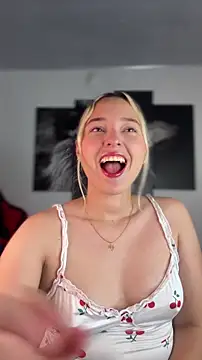 Snapshot of Irisweet_ chatting on December 21, 2:52 pm Irisweet online show from December 21, 2:52 pm