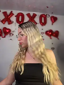 Snapshot of Irisweet_ chatting on February 21, 12:34 am Irisweet online show from February 21, 12:34 am