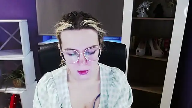 Zoey Erotic online show from March 23, 5:40 am