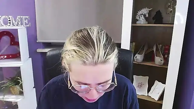 Zoey Erotic online show from February 17, 5:38 am