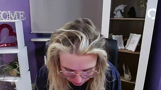 Zoey Erotic online show from February 19, 5:48 am