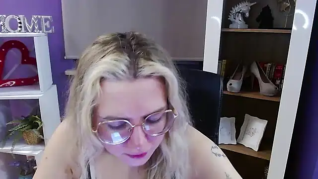 Zoey Erotic online show from February 24, 5:41 am