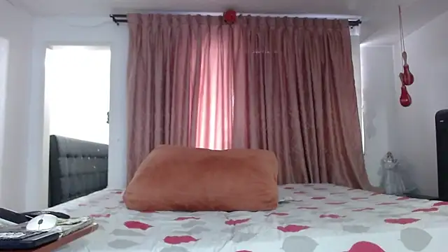 linapalacios online show from May 30, 12:44 pm