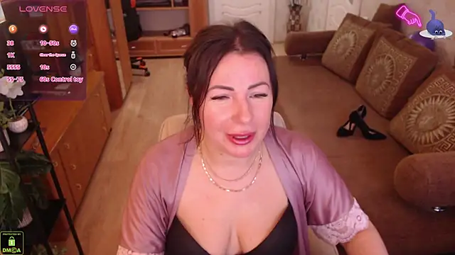 LauraClarck online show from April 12, 5:11 am