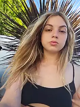 Snapshot of Elnonoykeila77 chatting on January 18, 9:18 pm Elnonoykeila77 online show from January 18, 9:18 pm