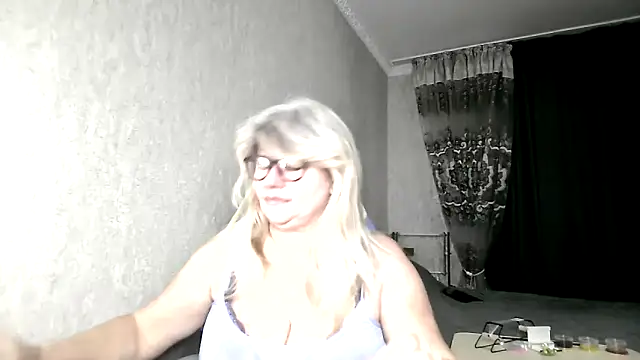 Snapshot of Diana_49 chatting on December 5, 12:32 am Diana 49 online show from December 5, 12:32 am