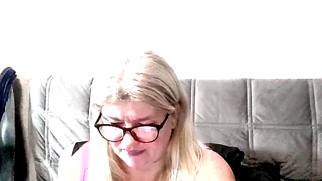 Snapshot of Diana_49 chatting on February 21, 8:44 pm Diana 49 online show from February 21, 8:44 pm