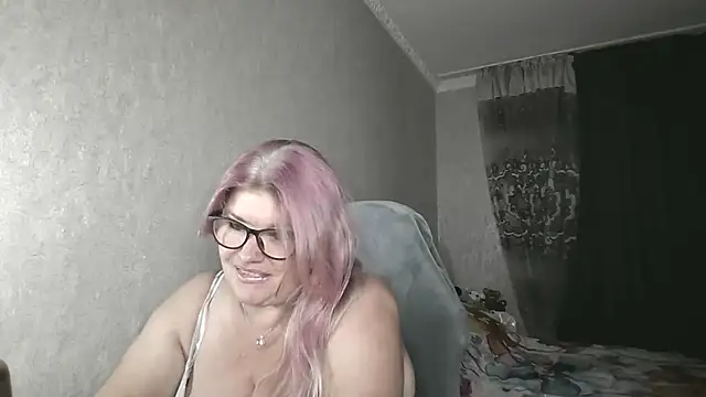 Snapshot of Diana_49 chatting on July 13, 12:43 am Diana 49 online show from July 13, 12:43 am