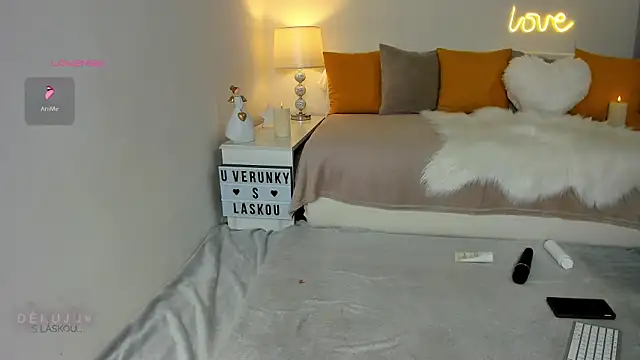 Snapshot of KVerunce chatting on December 11, 9:34 pm KVerunce online show from December 11, 9:34 pm