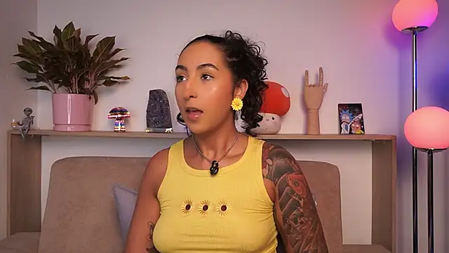 Snapshot of agatha_collins_ chatting on June 26, 10:04 pm agatha collins online show from June 26, 10:04 pm