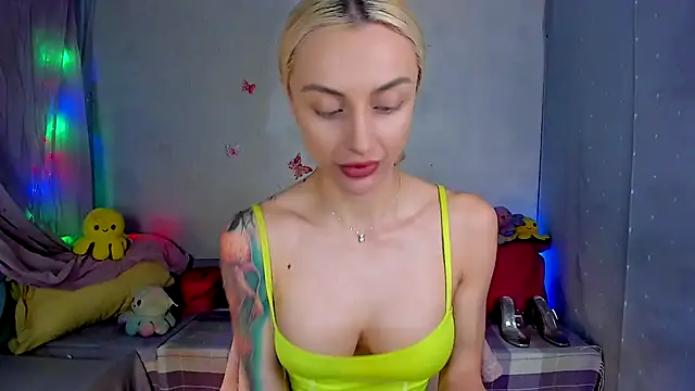 Snapshot of LickLizzy chatting on November 2, 4:50 am LickLizzy online show from November 2, 4:50 am