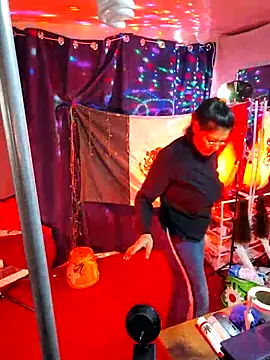 Snapshot of LaInsaciableIntensa chatting on November 9, 10:25 pm LaInsaciableIntensa online show from November 9, 10:25 pm