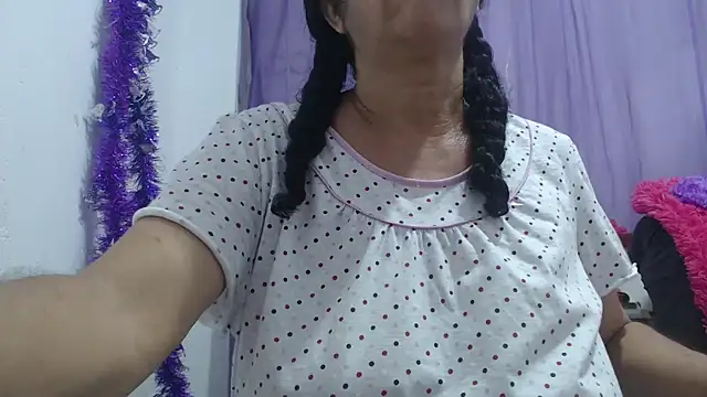 Snapshot of heyline_milf chatting on October 17, 11:28 pm heyline milf online show from October 17, 11:28 pm
