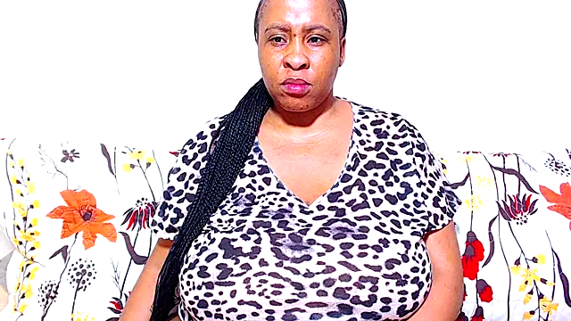 Snapshot of Ebonylovelyx chatting on November 13, 3:32 am Ebonylovelyx online show from November 13, 3:32 am