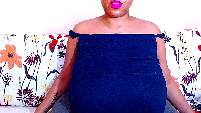 Snapshot of Ebonylovelyx chatting on December 15, 5:46 am Ebonylovelyx online show from December 15, 5:46 am