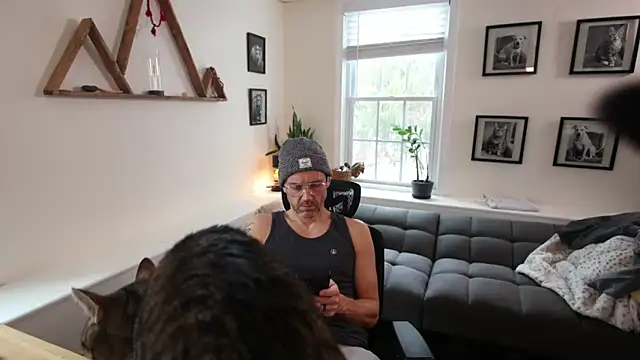 Snapshot of BradBronton chatting on February 17, 6:49 pm BradBronton online show from February 17, 6:49 pm