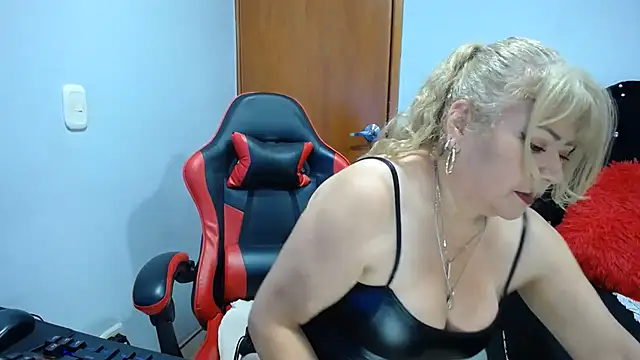 Snapshot of Ursulawhite69 chatting on June 21, 1:00 am Ursulawhite69 online show from June 21, 1:00 am