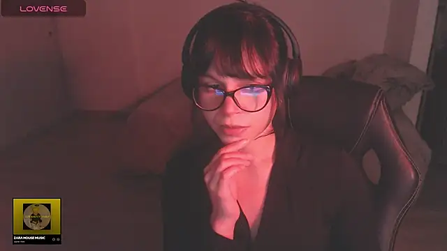 Snapshot of modjo_ chatting on December 14, 5:02 am modjo online show from December 14, 5:02 am