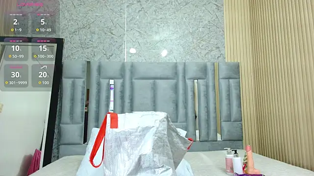 Snapshot of veronicaroose_ chatting on December 22, 12:49 pm veronicaroose online show from December 22, 12:49 pm